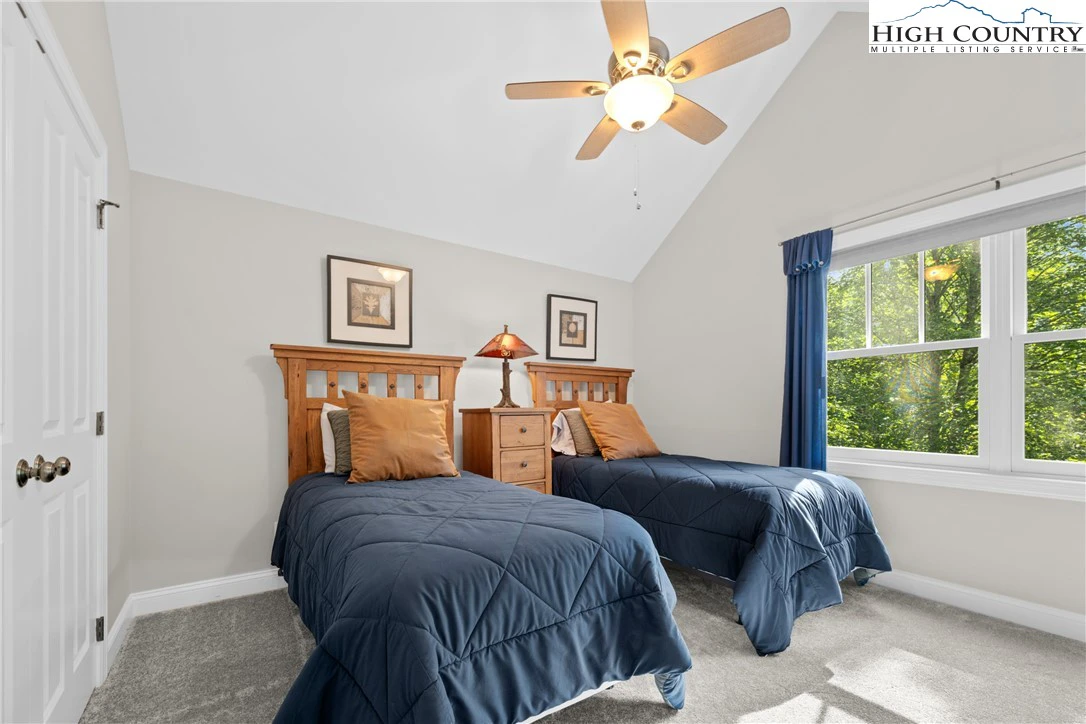 Image number 11 for the current listing