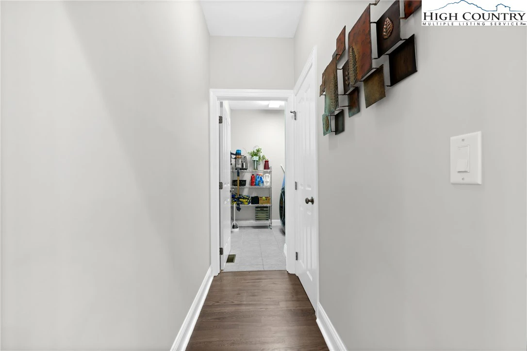 Image number 3 for the current listing
