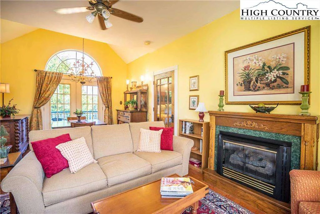 Image number 3 for the current listing