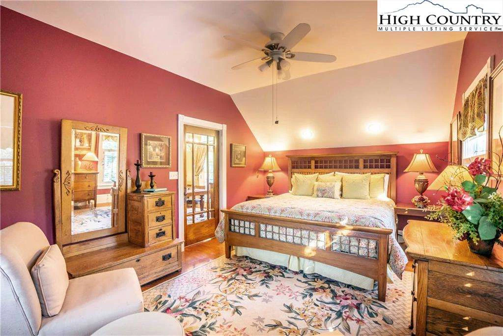 Image number 4 for the current listing