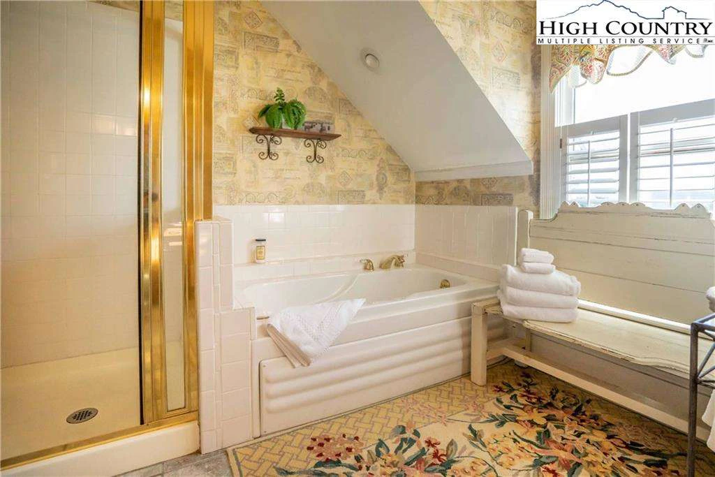 Image number 5 for the current listing