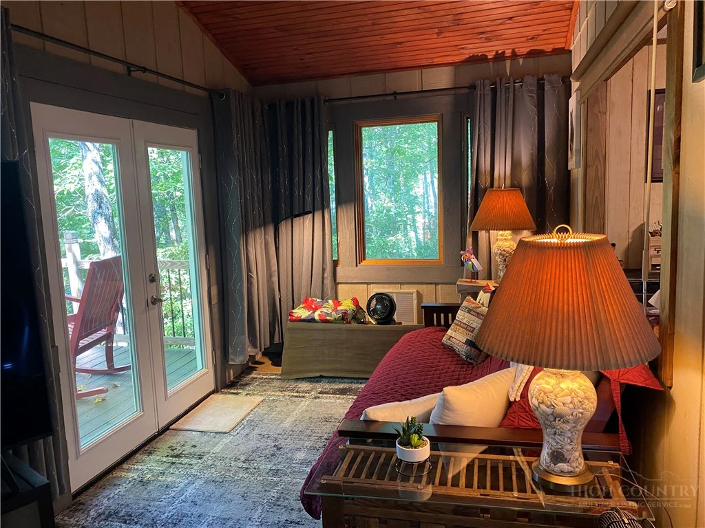 Image number 11 for the current listing