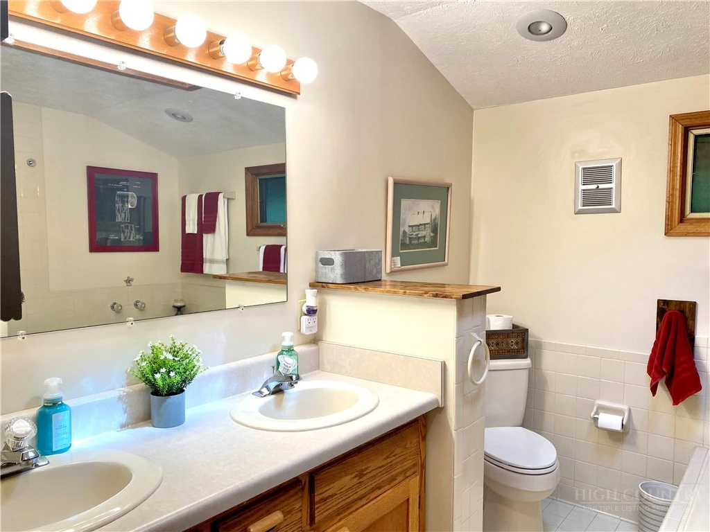 Image number 10 for the current listing