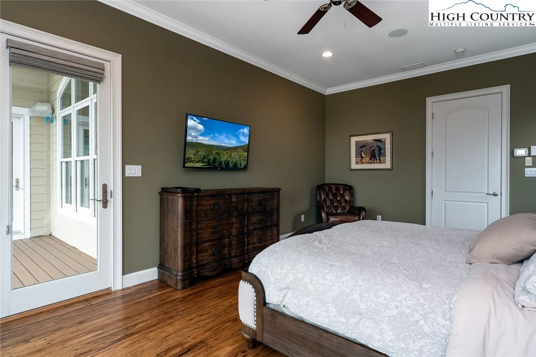 Image number 6 for the current listing