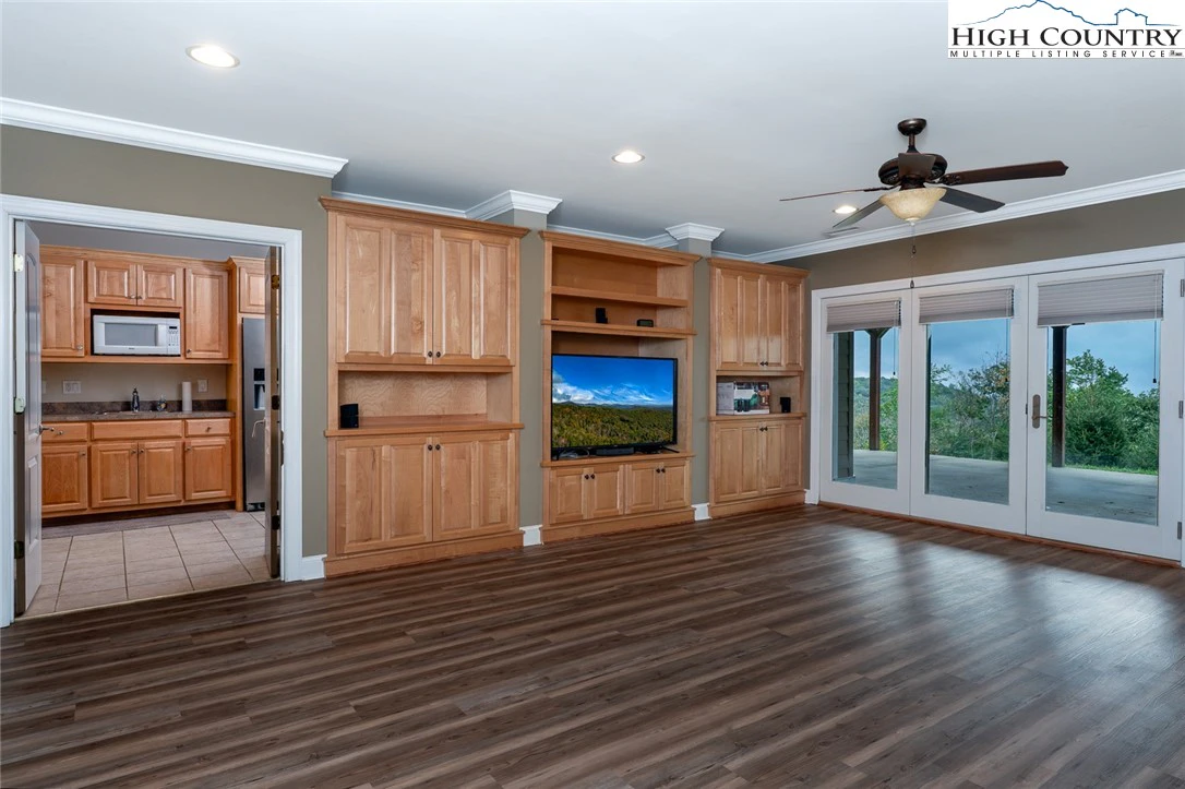 Image number 2 for the current listing