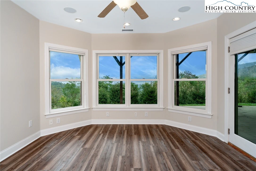 Image number 19 for the current listing