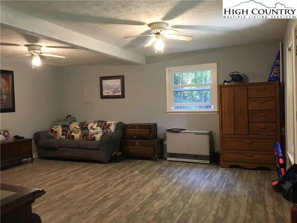 Image number 9 for the current listing