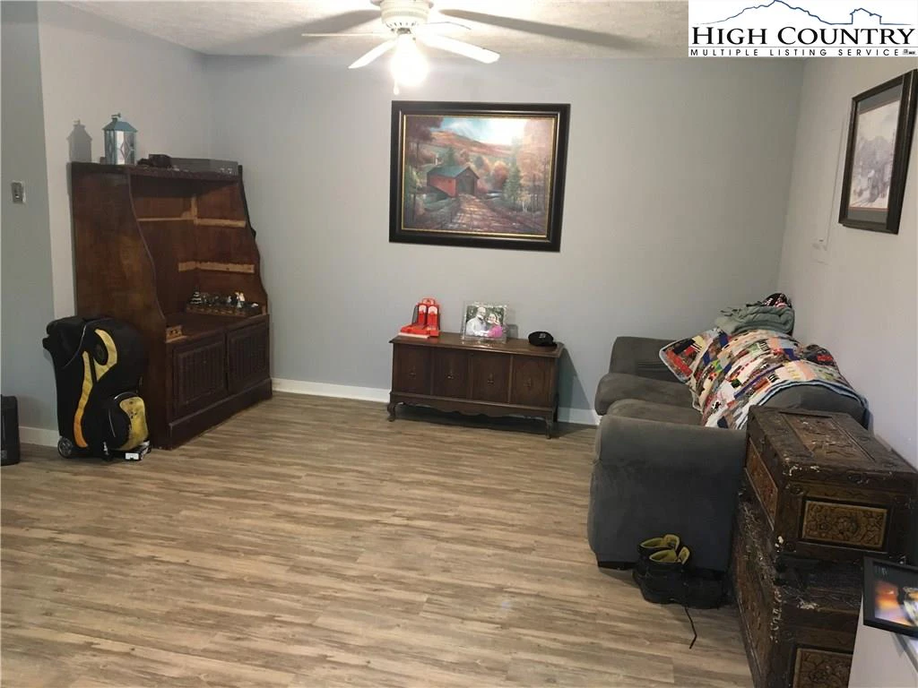 Image number 8 for the current listing