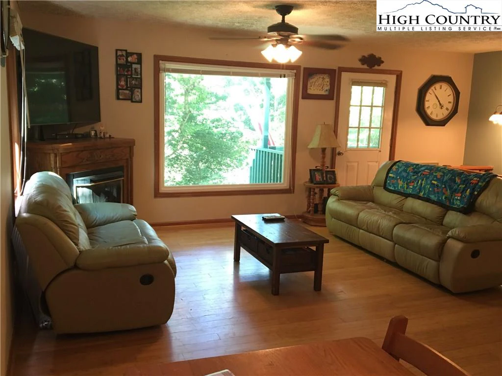Image number 17 for the current listing