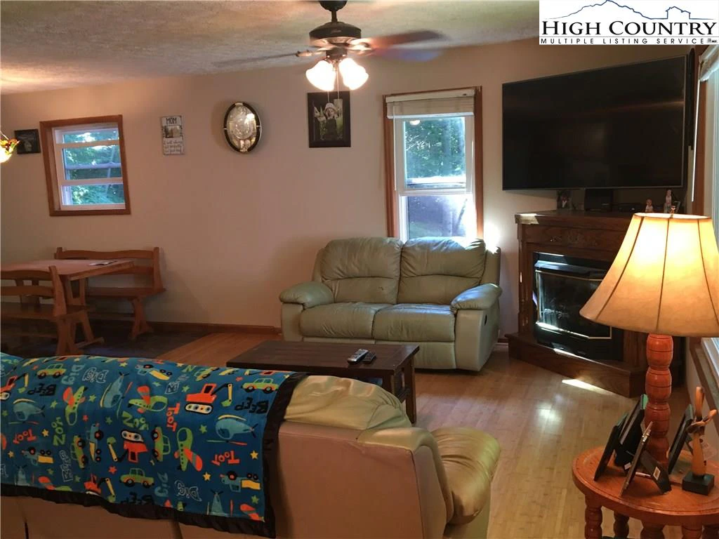 Image number 15 for the current listing