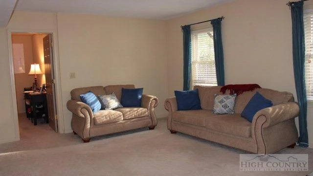 Image number 11 for the current listing