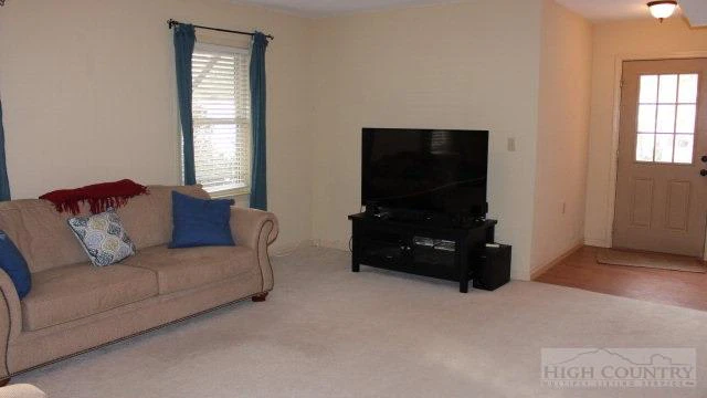 Image number 3 for the current listing