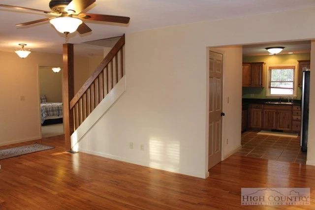 Image number 17 for the current listing