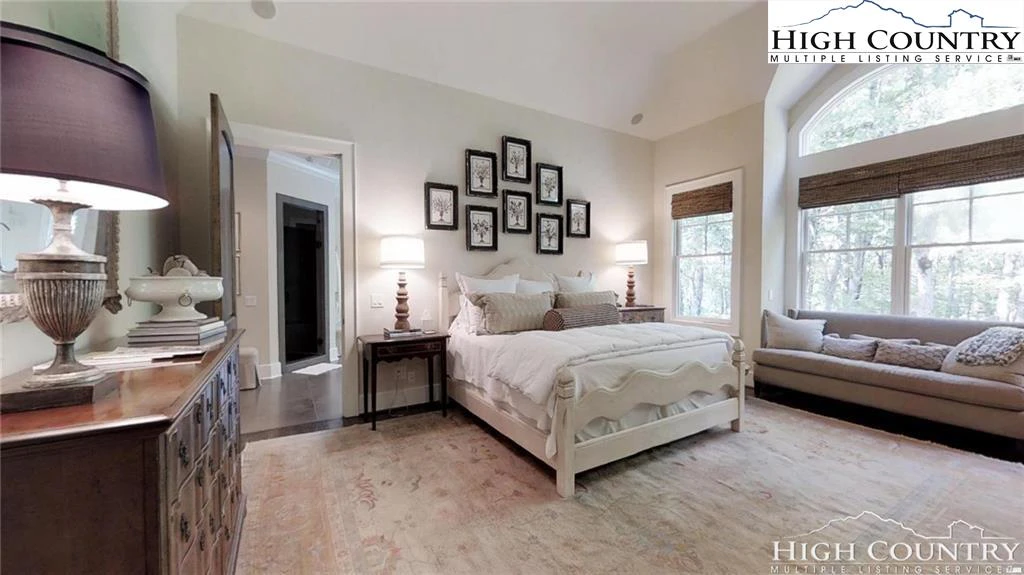 Image number 3 for the current listing