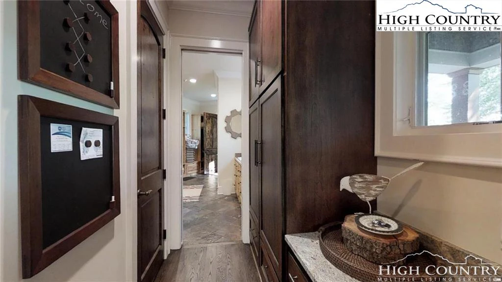 Image number 8 for the current listing