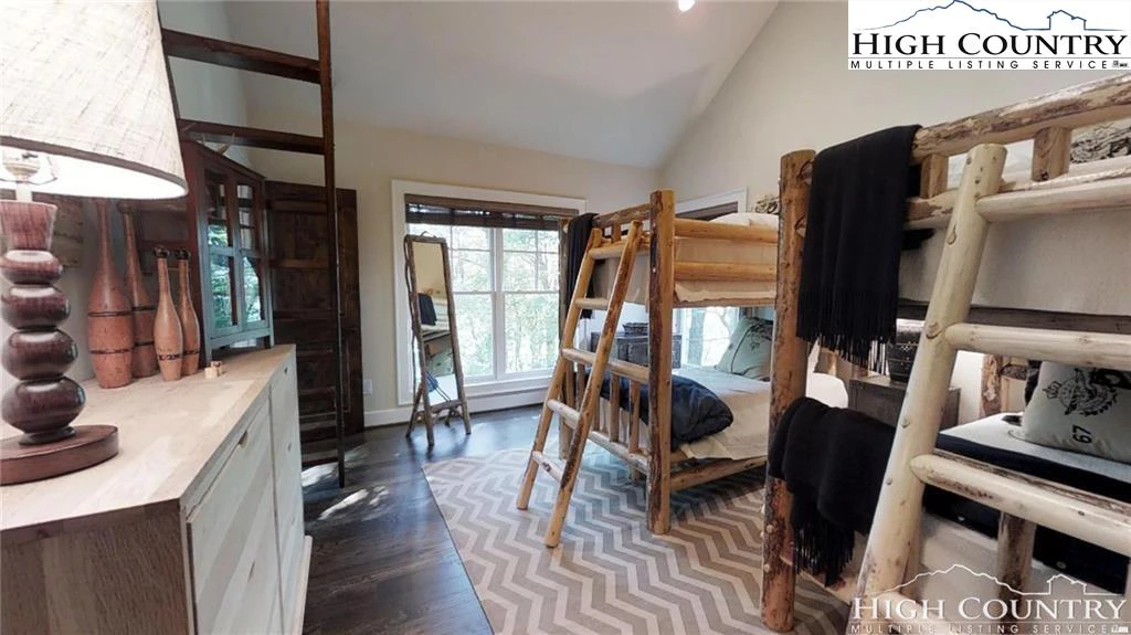 Image number 17 for the current listing
