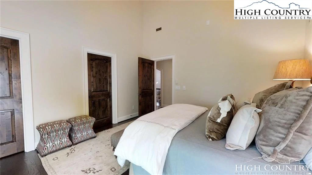 Image number 19 for the current listing