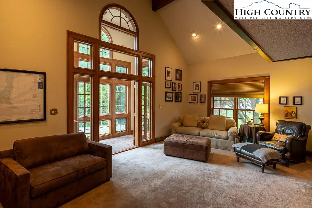 Image number 3 for the current listing