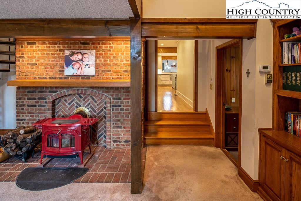 Image number 6 for the current listing