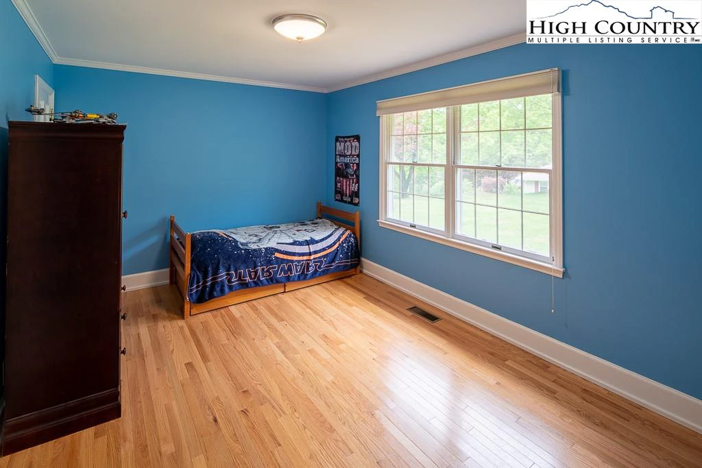 Image number 8 for the current listing