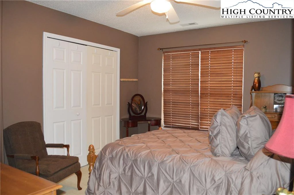 Image number 3 for the current listing