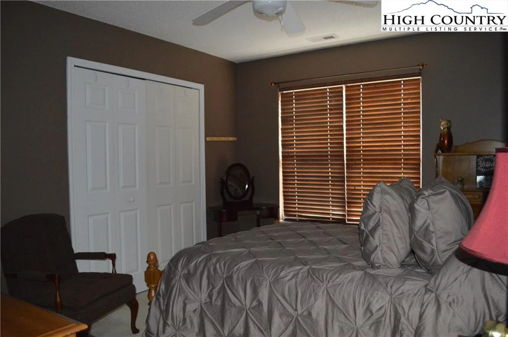 Image number 4 for the current listing