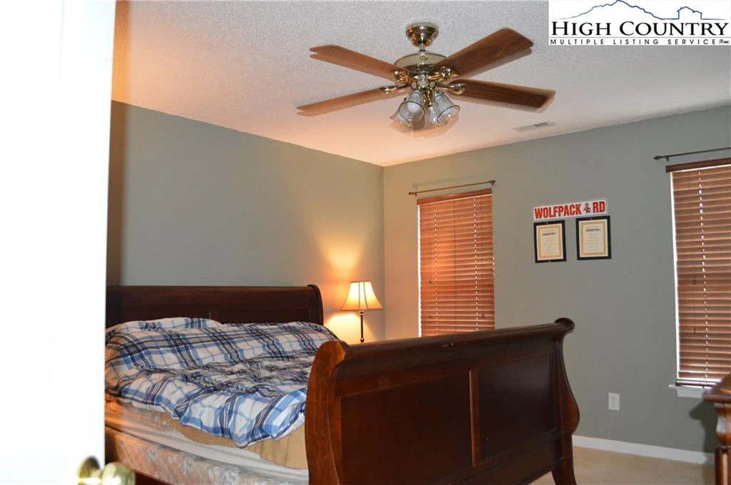 Image number 8 for the current listing