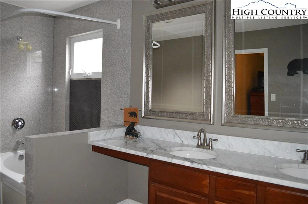 Image number 10 for the current listing