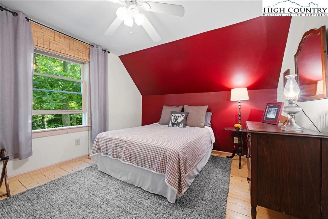 Image number 4 for the current listing