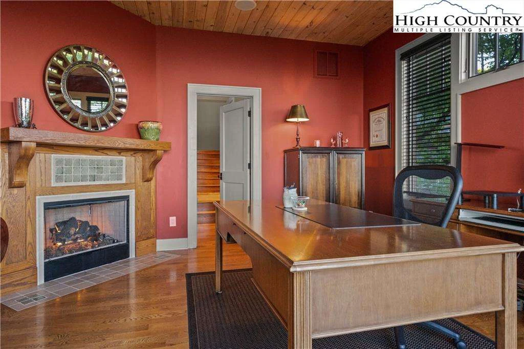 Image number 4 for the current listing