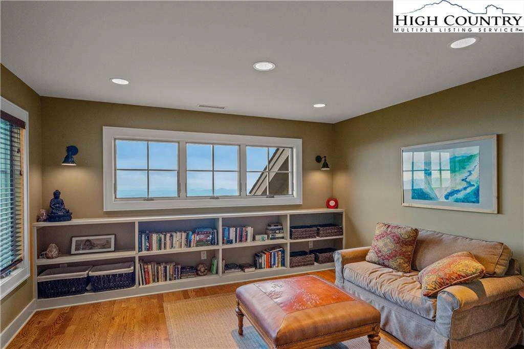 Image number 11 for the current listing