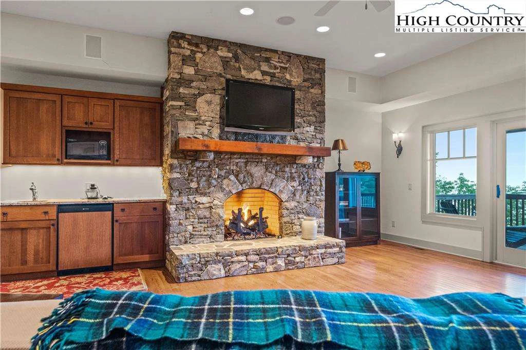 Image number 2 for the current listing