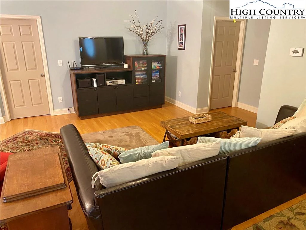 Image number 20 for the current listing