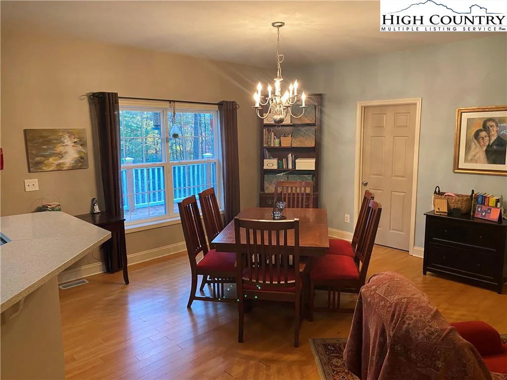 Image number 19 for the current listing