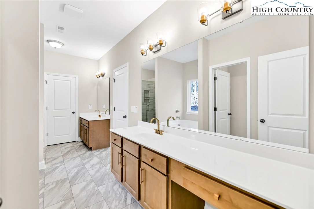 Image number 3 for the current listing