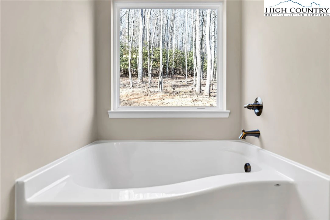 Image number 5 for the current listing