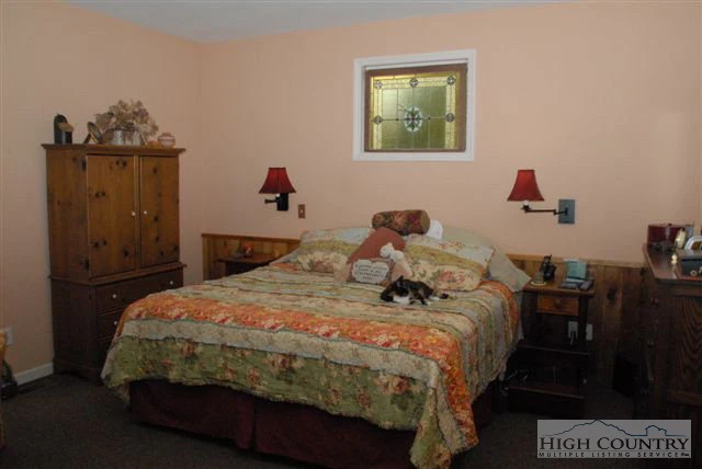 Image number 4 for the current listing