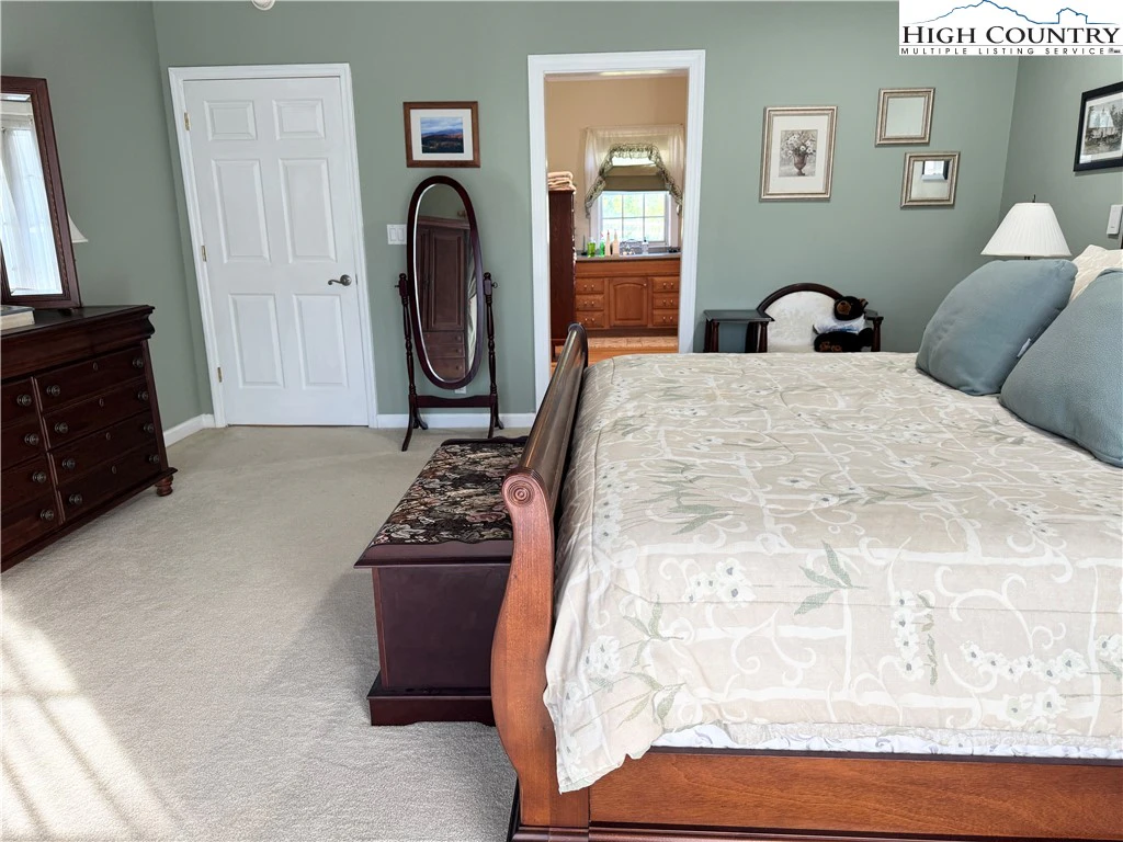 Image number 4 for the current listing