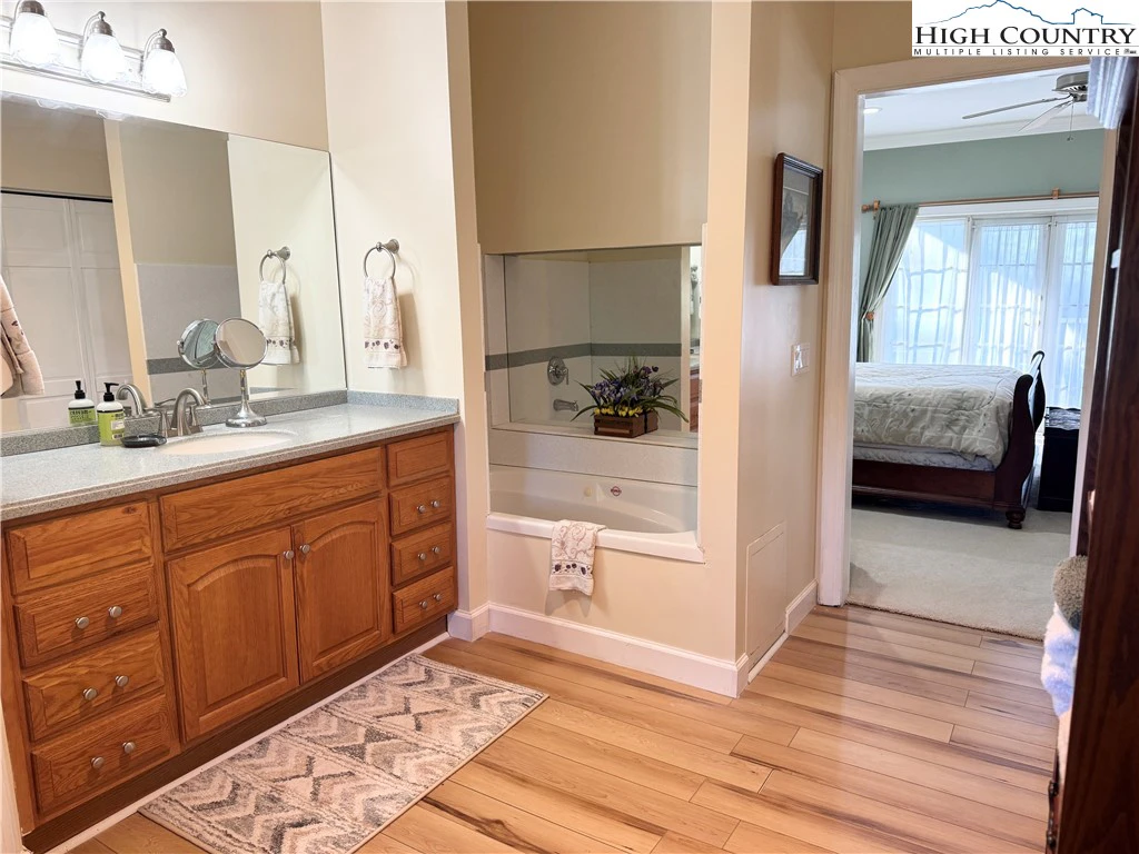 Image number 5 for the current listing