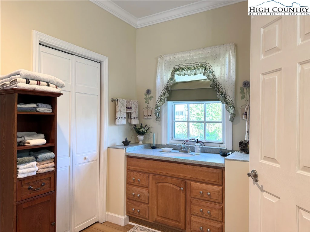 Image number 6 for the current listing