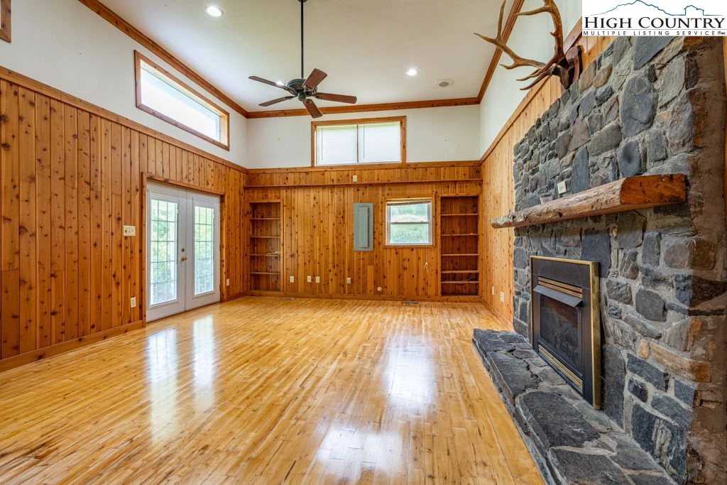 Image number 17 for the current listing