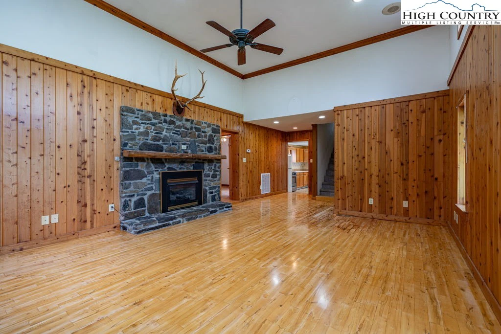 Image number 16 for the current listing