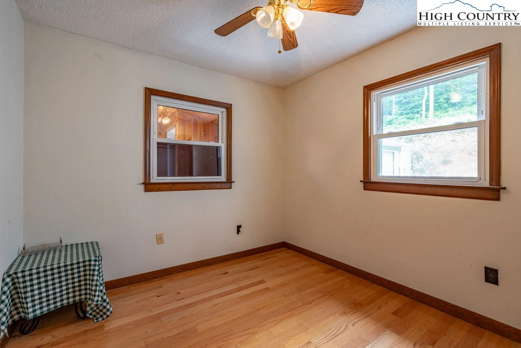 Image number 2 for the current listing