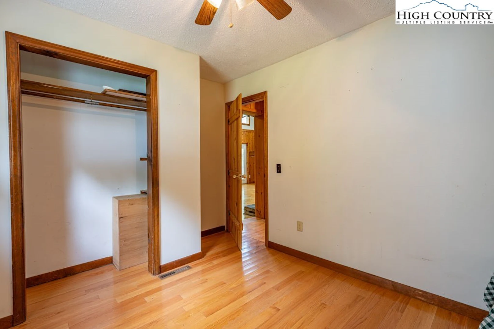 Image number 14 for the current listing