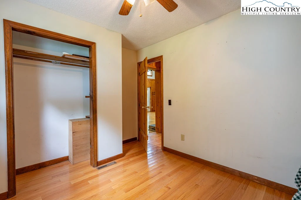 Image number 14 for the current listing