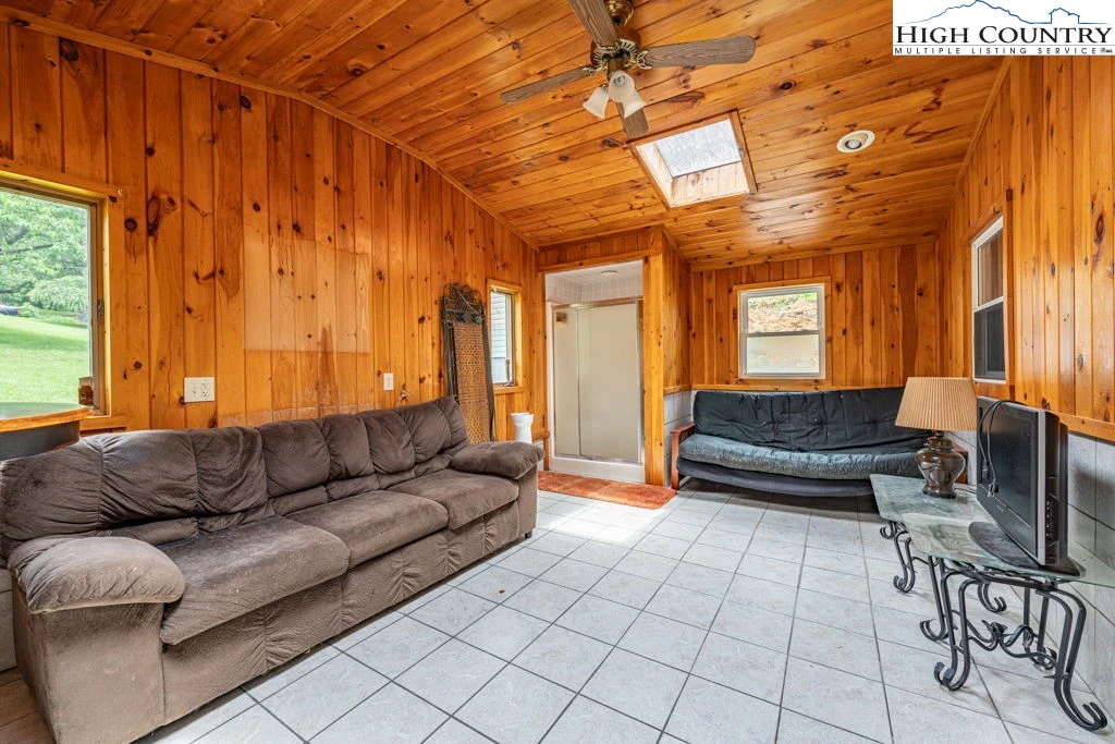 Image number 12 for the current listing