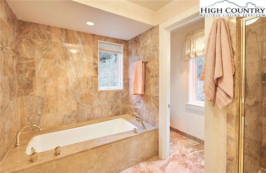 Image number 3 for the current listing