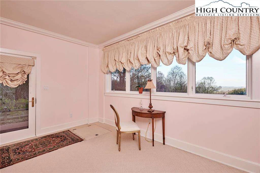 Image number 9 for the current listing