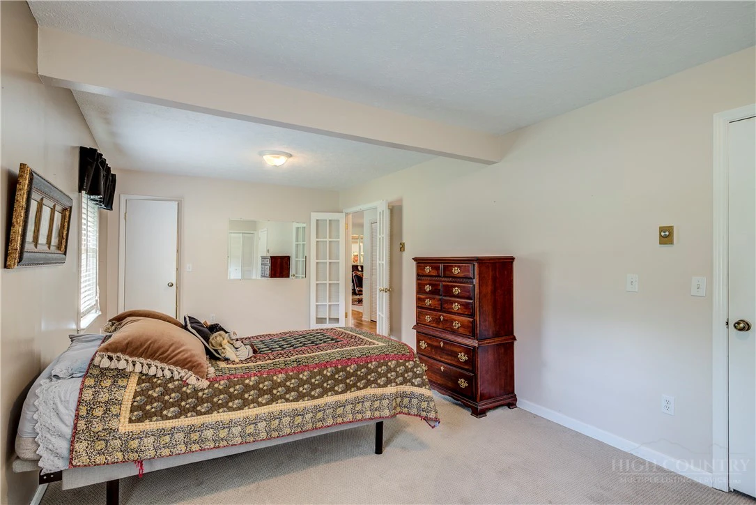 Image number 5 for the current listing