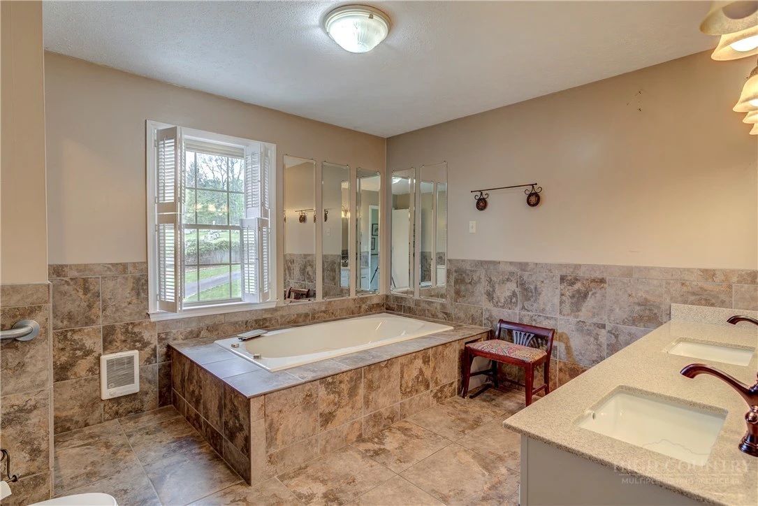 Image number 7 for the current listing